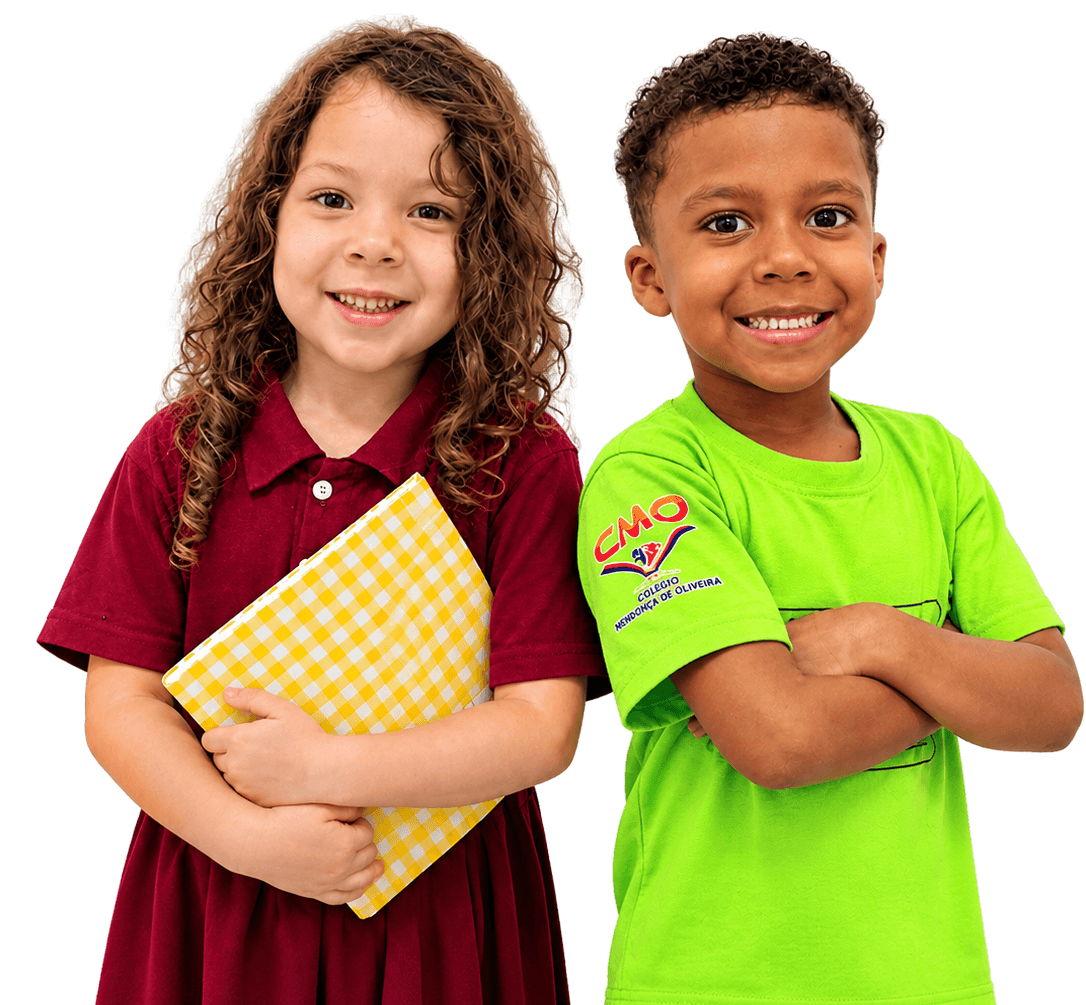 Aluna de uniforme vinho segurando um caderno e aluno com a camiseta verde do CMO, os dois sorrindo