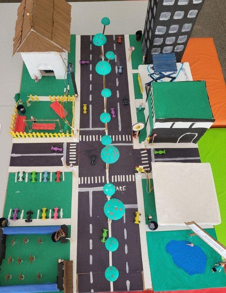 Maquete de um bairro com ruas, casas e praça feita pelos alunos