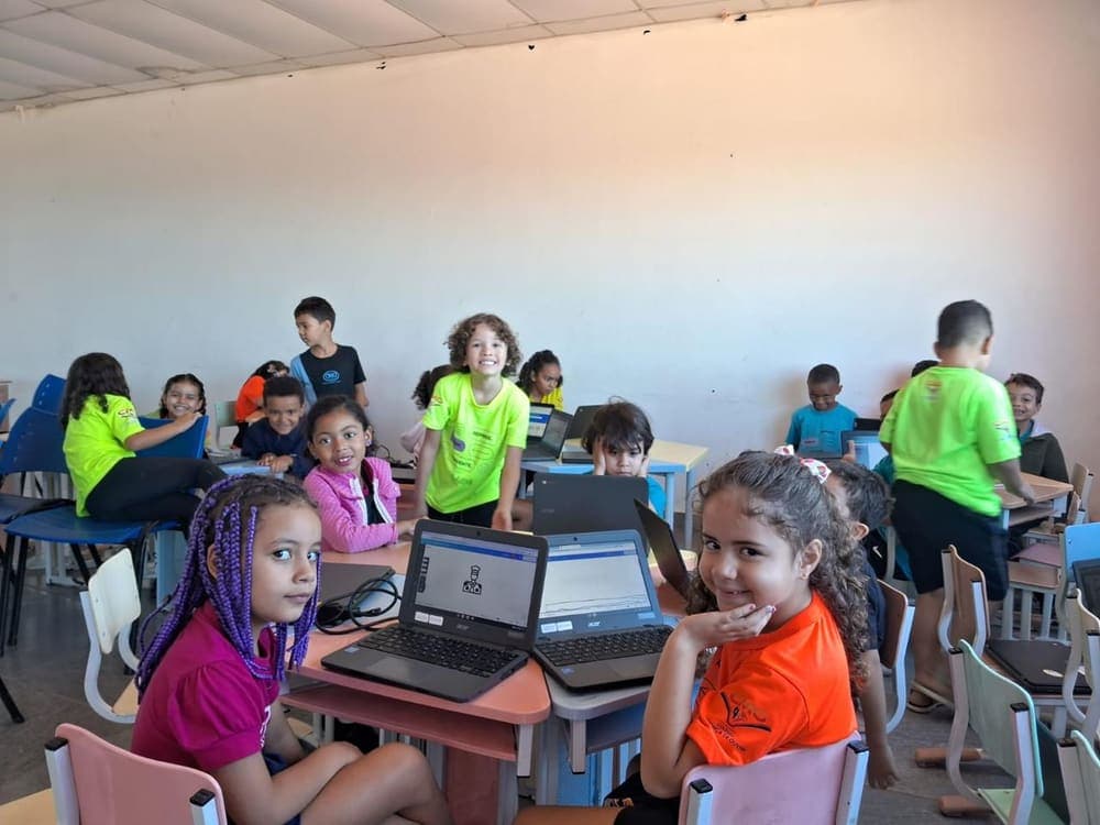 Turma usando notebooks em sala de aula