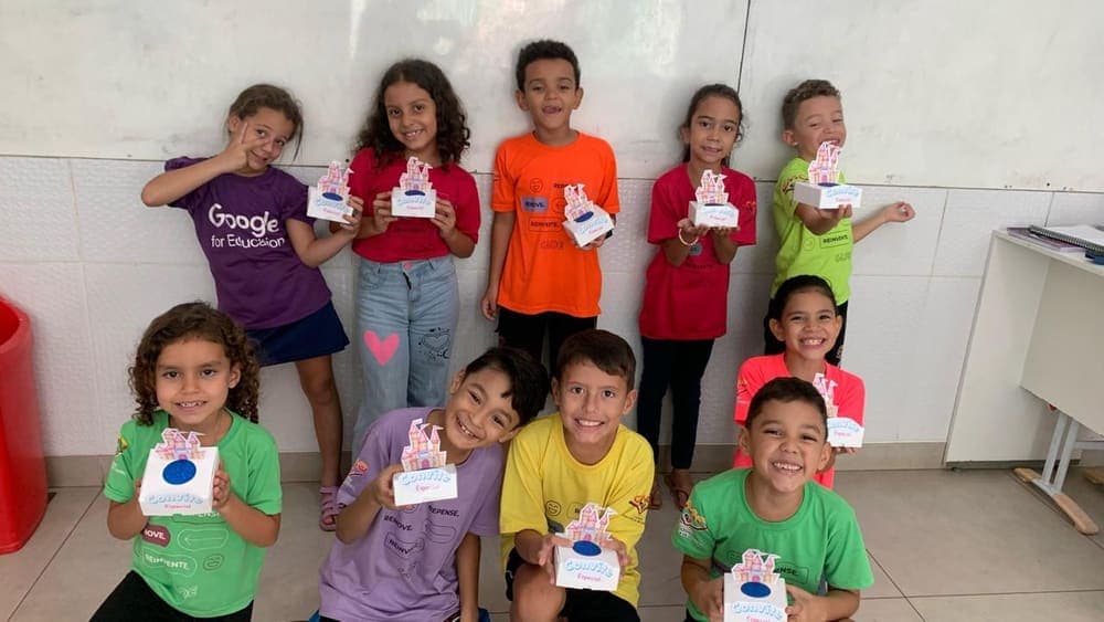 Turma do Fundamental posando com os projetos que construiu